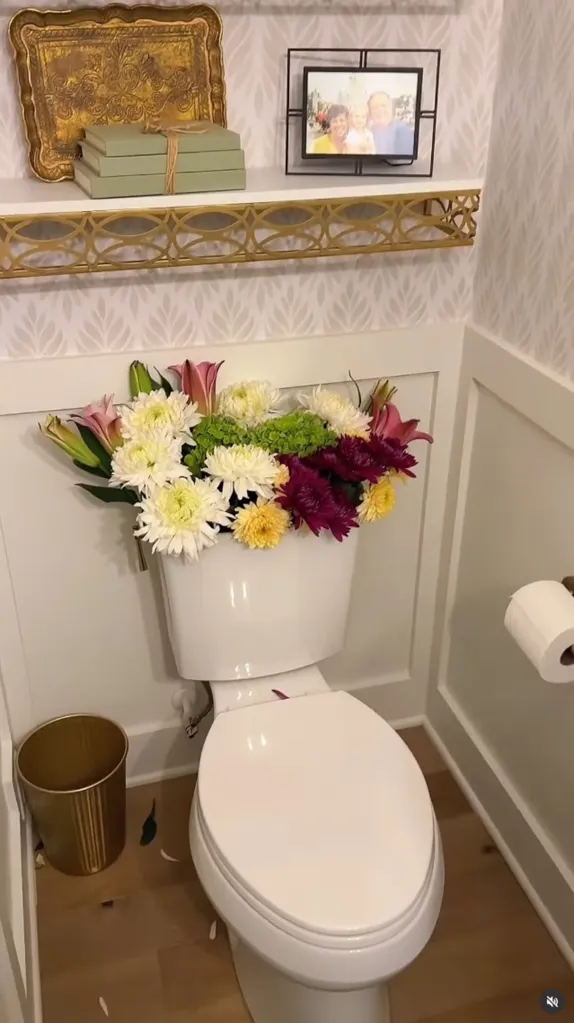 Toilet Tank Floral Décor Ideas